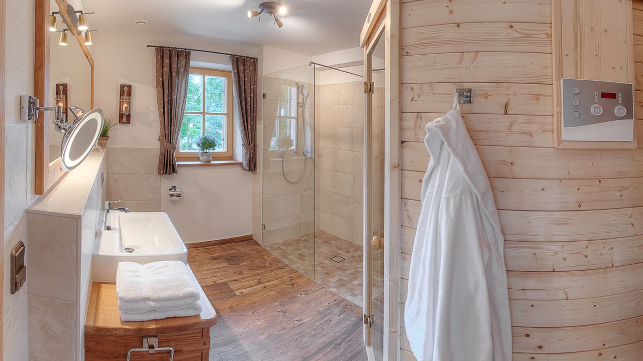 Bad II mit Sauna, Dusche, Waschtisch, WC Bad II mit Sauna, Dusche, Waschtisch, WC